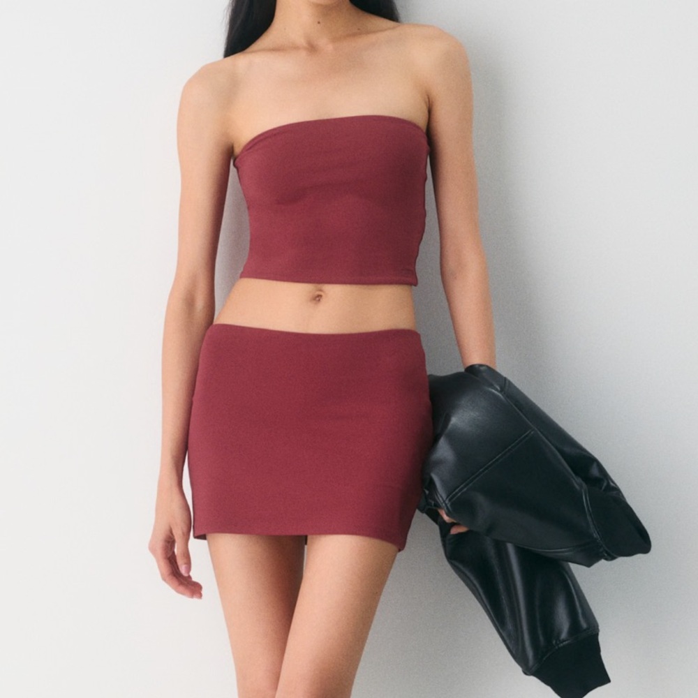 NWOT Aritzia Original Contour Request Micro Tube Skort in color Cordovan - Picture 2 of 4